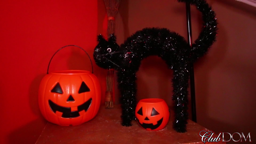 Esmi Lee & Isobel Devi Break in New Slaves